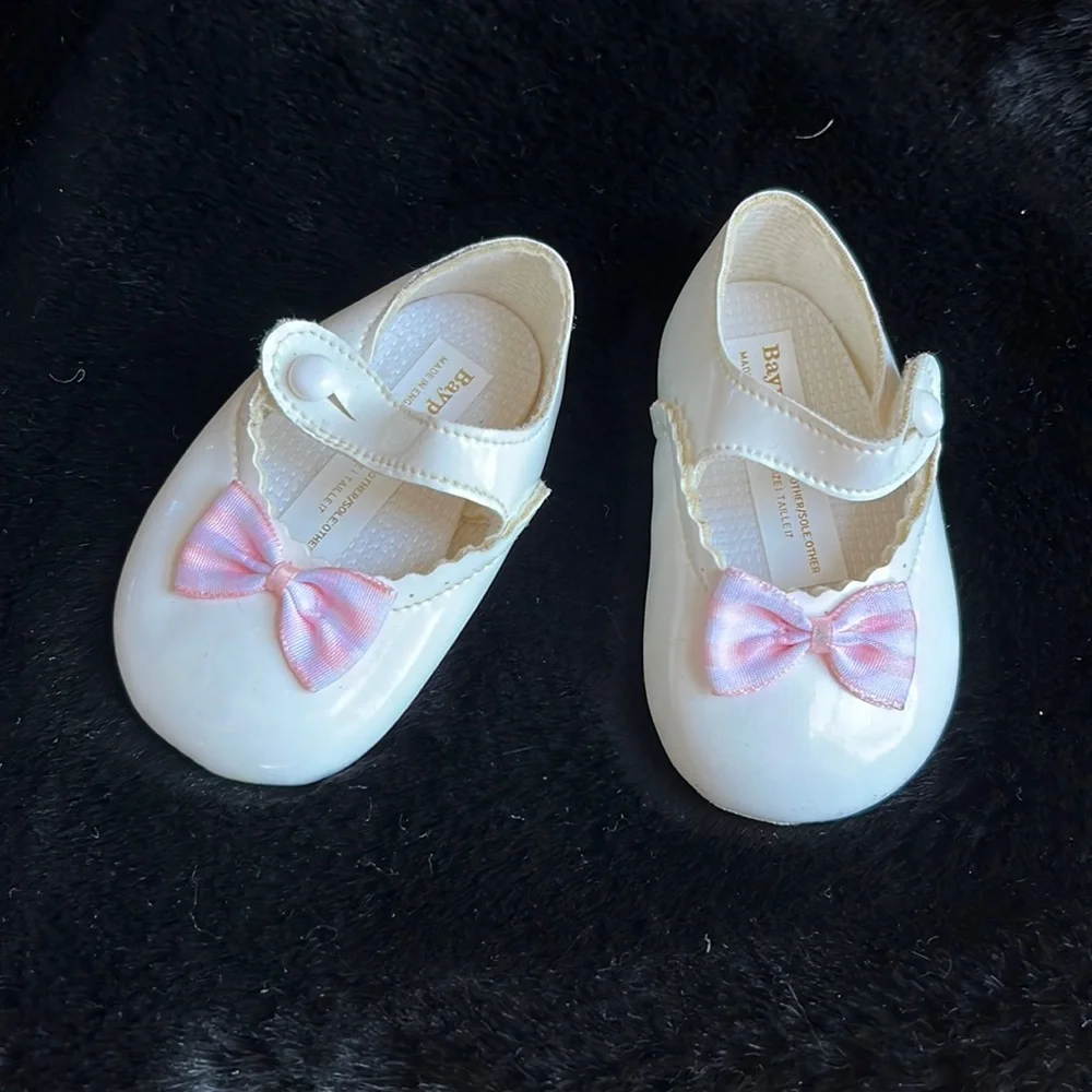 Baypods white shoes with pink bow. Girl size 1